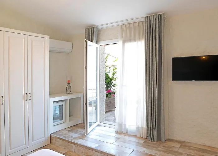 Hotel Lotus Koeyici